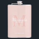 Monogramm und Name der personalisierten Bridesmaid Flachmann<br><div class="desc">Personalisierte Bridesmaids Geschenke sind mit dem personalisierten Namen der Brautjungfrau im Stil eines Schriftartes mit weißer Schrift und Monogramm im klassischen,  rosa Serif-Schriftart-Stil als Hintergrund mit dem Titel und dem Hochzeitstermin im klassischen,  weißen Serif-Schriftart-Stil auf rot-rosa Hintergrund ausgestattet. Auch perfekt für Trauzeugin,  Blume Mädchen,  Mutter der Braut und mehr.</div>
