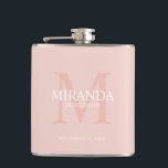 Monogramm und Name der personalisierten Bridesmaid Flachmann<br><div class="desc">Fügen Sie Ihrer Hochzeit eine persönliche Touch mit dem Monogramm und dem Namensgeschenk der personalisierten Brautjungfrau hinzu. Dieses Design zeichnet sich durch den personalisierten Namen einer Brautjungfrau aus, deren Titel und Hochzeitstermin in Weiß und Monogramm in Rosa im Hintergrund, im klassischen Serif-Schriftart-Stil, auf rot-rosa Hintergrund. Auch perfekt für Trauzeugin, Mutter...</div>