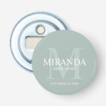 Monogramm und Name der personalisierten Bridesmaid Flaschenöffner<br><div class="desc">Fügen Sie Ihrer Hochzeit eine persönliche Touch mit dem Monogramm und dem Namensgeschenk der personalisierten Brautjungfrau hinzu. Dieses Design zeichnet sich durch den Namen der personalisierten Brautjungfrau aus, mit dem Titel und dem Hochzeitstermin in Weiß und Monogramm in Weiß als Hintergrund, im klassischen Serif-Schriftart-Stil, auf dem grünen Weiß. Auch perfekt...</div>