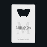 Monogramm und Name der personalisierten Bridesmaid Geldbeutel Flaschenöffner<br><div class="desc">Fügen Sie Ihrer Hochzeit eine persönliche Touch mit dem Monogramm und dem Namensgeschenk der personalisierten Brautjungfrau hinzu. Dieses Design zeichnet sich durch den Namen der personalisierten Brautjungfrau aus, mit dem Titel und dem Hochzeitstermin in Grau und Monogramm in hellgrau als Hintergrund, im klassischen Serif-Schriftart-Stil, auf weißem Hintergrund. Auch perfekt für...</div>