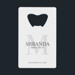 Monogramm und Name der personalisierten Bridesmaid Geldbeutel Flaschenöffner<br><div class="desc">Fügen Sie Ihrer Hochzeit eine persönliche Touch mit dem Monogramm und dem Namensgeschenk der personalisierten Brautjungfrau hinzu. Dieses Design zeichnet sich durch den Namen der personalisierten Brautjungfrau aus, mit dem Titel und dem Hochzeitstermin in Grau und Monogramm in hellgrau als Hintergrund, im klassischen Serif-Schriftart-Stil, auf weißem Hintergrund. Auch perfekt für...</div>