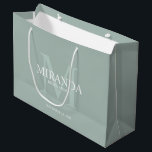 Monogramm und Name der personalisierten Bridesmaid Große Geschenktüte<br><div class="desc">Fügen Sie Ihrer Hochzeit eine persönliche Touch mit dem Monogramm und dem Namensgeschenk der personalisierten Brautjungfrau hinzu. Dieses Design zeichnet sich durch den Namen der personalisierten Brautjungfrau aus, mit dem Titel und dem Hochzeitstermin in Weiß und Monogramm in Weiß als Hintergrund, im klassischen Serif-Schriftart-Stil, auf dem grünen Weiß. Auch perfekt...</div>