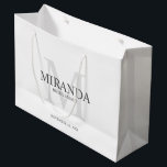 Monogramm und Name der personalisierten Bridesmaid Große Geschenktüte<br><div class="desc">Fügen Sie Ihrer Hochzeit eine persönliche Touch mit dem Monogramm und dem Namensgeschenk der personalisierten Brautjungfrau hinzu. Dieses Design zeichnet sich durch den Namen der personalisierten Brautjungfrau aus, mit dem Titel und dem Hochzeitstermin in Grau und Monogramm in hellgrau als Hintergrund, im klassischen Serif-Schriftart-Stil, auf weißem Hintergrund. Auch perfekt für...</div>