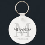 Monogramm und Name der personalisierten Bridesmaid Schlüsselanhänger<br><div class="desc">Fügen Sie Ihrer Hochzeit eine persönliche Touch mit dem Monogramm und dem Namensgeschenk der personalisierten Brautjungfrau hinzu. Dieses Design zeichnet sich durch den Namen der personalisierten Brautjungfrau aus, mit dem Titel und dem Hochzeitstermin in Grau und Monogramm in hellgrau als Hintergrund, im klassischen Serif-Schriftart-Stil, auf weißem Hintergrund. Auch perfekt für...</div>