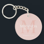 Monogramm und Name der personalisierten Bridesmaid Schlüsselanhänger<br><div class="desc">Fügen Sie Ihrer Hochzeit eine persönliche Touch mit dem Monogramm und dem Namensgeschenk der personalisierten Brautjungfrau hinzu. Dieses Design zeichnet sich durch den personalisierten Namen einer Brautjungfrau aus, deren Titel und Hochzeitstermin in Weiß und Monogramm in Rosa im Hintergrund, im klassischen Serif-Schriftart-Stil, auf rot-rosa Hintergrund. Auch perfekt für Trauzeugin, Mutter...</div>