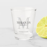 Monogramm und Name der personalisierten Bridesmaid Schnapsglas<br><div class="desc">Fügen Sie Ihrer Hochzeit eine persönliche Touch mit dem Monogramm und dem Namensgeschenk der personalisierten Brautjungfrau hinzu. Dieses Design zeichnet sich durch den Namen der personalisierten Brautjungfrau aus, mit Titel und Hochzeitstermin in Grau und Monogramm in hellgrau als Hintergrund, im klassischen Serif-Schriftart-Stil. Auch perfekt für Trauzeugin, Mutter der Braut und...</div>