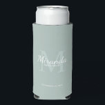 Monogramm und Name der personalisierten Bridesmaid Selters Dosenkühler<br><div class="desc">Personalisierte Bridesmaids Geschenke zeigen personalisierten Namen von Brautjungfrau im Schriftart-Stil mit weißer klassischer Schrift und Monogramm im Stil von schlauer,  klassischer Serif-Schriftart als Hintergrund mit Titel und Hochzeitsdatum in weißem klassischem Serif-Schriftart-Stil auf schlängelgrünem Hintergrund. Auch perfekt für Trauzeugin,  Blume Mädchen,  Mutter der Braut und mehr.</div>