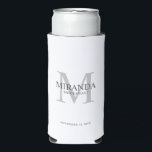 Monogramm und Name der personalisierten Bridesmaid Selters Dosenkühler<br><div class="desc">Fügen Sie Ihrer Hochzeit eine persönliche Touch mit dem Monogramm und dem Namensgeschenk der personalisierten Brautjungfrau hinzu. Dieses Design zeichnet sich durch den Namen der personalisierten Brautjungfrau aus, mit dem Titel und dem Hochzeitstermin in Grau und Monogramm in hellgrau als Hintergrund, im klassischen Serif-Schriftart-Stil, auf weißem Hintergrund. Auch perfekt für...</div>