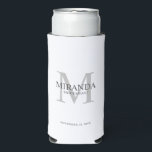 Monogramm und Name der personalisierten Bridesmaid Selters Dosenkühler<br><div class="desc">Fügen Sie Ihrer Hochzeit eine persönliche Touch mit dem Monogramm und dem Namensgeschenk der personalisierten Brautjungfrau hinzu. Dieses Design zeichnet sich durch den Namen der personalisierten Brautjungfrau aus, mit dem Titel und dem Hochzeitstermin in Grau und Monogramm in hellgrau als Hintergrund, im klassischen Serif-Schriftart-Stil, auf weißem Hintergrund. Auch perfekt für...</div>