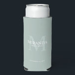 Monogramm und Name der personalisierten Bridesmaid Selters Dosenkühler<br><div class="desc">Fügen Sie Ihrer Hochzeit eine persönliche Touch mit dem Monogramm und dem Namensgeschenk der personalisierten Brautjungfrau hinzu. Dieses Design zeichnet sich durch den Namen der personalisierten Brautjungfrau aus, mit dem Titel und dem Hochzeitstermin in Weiß und Monogramm in Weiß als Hintergrund, im klassischen Serif-Schriftart-Stil, auf dem grünen Weiß. Auch perfekt...</div>