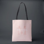 Monogramm und Name der personalisierten Bridesmaid Tasche<br><div class="desc">Fügen Sie Ihrer Hochzeit eine persönliche Touch mit dem Monogramm und dem Namensgeschenk der personalisierten Brautjungfrau hinzu. Dieses Design zeichnet sich durch den personalisierten Namen einer Brautjungfrau aus, deren Titel und Hochzeitstermin in Weiß und Monogramm in Rosa im Hintergrund, im klassischen Serif-Schriftart-Stil, auf rot-rosa Hintergrund. Auch perfekt für Trauzeugin, Mutter...</div>