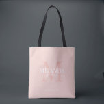 Monogramm und Name der personalisierten Bridesmaid Tasche<br><div class="desc">Fügen Sie Ihrer Hochzeit eine persönliche Touch mit dem Monogramm und dem Namensgeschenk der personalisierten Brautjungfrau hinzu. Dieses Design zeichnet sich durch den personalisierten Namen einer Brautjungfrau aus, deren Titel und Hochzeitstermin in Weiß und Monogramm in Rosa im Hintergrund, im klassischen Serif-Schriftart-Stil, auf rot-rosa Hintergrund. Auch perfekt für Trauzeugin, Mutter...</div>