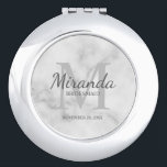 Monogramm und Name der personalisierten Bridesmaid Taschenspiegel<br><div class="desc">Personalisierte Bridesmaids-Geschenke sind mit personalisiertem Namen von Brautjungfrau im Stil eines Schriftartes mit grauem und Monogramm im klassischen, hellgrauen Serif-Schriftart-Stil als Hintergrund mit Titel und Hochzeitstermin in grauem klassischem Serif-Schriftart auf weißem Marmorhintergrund. Auch perfekt für Trauzeugin, Blume Mädchen, Mutter der Braut und mehr. Bitte beachten Sie: Die Marmordetails werden im...</div>