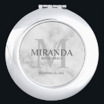 Monogramm und Name der personalisierten Bridesmaid Taschenspiegel<br><div class="desc">Fügen Sie Ihrer Hochzeit eine persönliche Touch mit dem Monogramm und dem Namensgeschenk der personalisierten Brautjungfrau hinzu. Dieses Design zeichnet sich durch den Namen der personalisierten Brautjungfrau aus, mit dem Titel und dem Hochzeitstag in Grau und Monogramm in hellgrau als Hintergrund, im klassischen Serif-Schriftart-Stil, auf weißem Marmorboden. Auch perfekt für...</div>