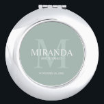 Monogramm und Name der personalisierten Bridesmaid Taschenspiegel<br><div class="desc">Fügen Sie Ihrer Hochzeit eine persönliche Touch mit dem Monogramm und dem Namensgeschenk der personalisierten Brautjungfrau hinzu. Dieses Design zeichnet sich durch den Namen der personalisierten Brautjungfrau aus, mit dem Titel und dem Hochzeitstermin in Weiß und Monogramm in Weiß als Hintergrund, im klassischen Serif-Schriftart-Stil, auf dem grünen Weiß. Auch perfekt...</div>