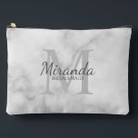 Monogramm und Name der personalisierten Bridesmaid Zubehörtasche<br><div class="desc">Personalisierte Bridesmaids-Geschenke sind mit personalisiertem Namen von Bridesmaid im Schriftart-Stil mit grauem  und Monogramm in hellgrauem klassischem Serif-Schriftart als Hintergrund mit einem Schriftart in grauem klassischem Serifenstil auf weißem Marmorhintergrund versehen. Auch perfekt für Trauzeugin,  Blume Mädchen,  Mutter der Braut und mehr.</div>