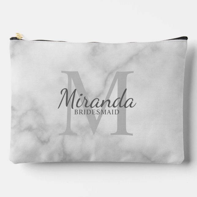 Monogramm und Name der personalisierten Bridesmaid Zubehörtasche (Vorderseite)