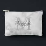 Monogramm und Name der personalisierten Bridesmaid Zubehörtasche<br><div class="desc">Personalisierte Bridesmaids-Geschenke sind mit personalisiertem Namen von Bridesmaid im Schriftart-Stil mit grauem  und Monogramm in hellgrauem klassischem Serif-Schriftart als Hintergrund mit einem Schriftart in grauem klassischem Serifenstil auf weißem Marmorhintergrund versehen. Auch perfekt für Trauzeugin,  Blume Mädchen,  Mutter der Braut und mehr.</div>