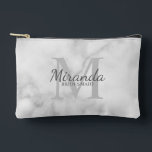 Monogramm und Name der personalisierten Bridesmaid Zubehörtasche<br><div class="desc">Personalisierte Bridesmaids-Geschenke sind mit personalisiertem Namen von Bridesmaid im Schriftart-Stil mit grauem und Monogramm in hellgrauem klassischem Serif-Schriftart als Hintergrund mit einem Schriftart in grauem klassischem Serifenstil auf weißem Marmorhintergrund versehen. Auch perfekt für Trauzeugin, Blume Mädchen, Mutter der Braut und mehr.</div>