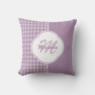 Monogramm und Name des hübschen Lila Hahnentrittmu Kissen
