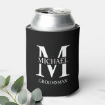 Monogramm und Name des Personalisierten Trauzeugen Dosenkühler<br><div class="desc">Klassische Geschenke für Personalisierten Trauzeuge mit dem Monogramm,  dem Namen und dem Titel des personalisierten Trauzeugen im klassischen Serif-Schriftart-Stil auf schwarzem Hintergrund. Auch perfekt für Trauzeuge,  Vater der Braut und mehr.</div>