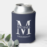 Monogramm und Name des Personalisierten Trauzeugen Dosenkühler<br><div class="desc">Klassische Geschenke für Personalisierten Trauzeuge mit dem Monogramm,  dem Namen und dem Titel des personalisierten Trauzeugen im klassischen,  weißen Serif-Schriftart-Stil auf marinebasischem Hintergrund. Auch perfekt für Trauzeuge,  Vater der Braut und mehr.</div>