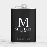 Monogramm und Name des Personalisierten Trauzeugen Flachmann<br><div class="desc">Klassische Geschenke für Personalisierte Trauzeuge mit personalisierten Monogrammen,  Trauzeugen Name und Titel in der weißen klassischen Serif-Schriftart-Stil auf schwarzem Hintergrund. Auch perfekt für Trauzeuge,  Brautvater und mehr.</div>