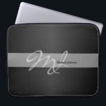 Monogramm-und Namen-Entwurf Laptopschutzhülle<br><div class="desc">Eigenschaften in einem schwarzen und grauen Akzentdruck mit DIY Monogramm und Namen. Elektronische Laptop-Hülsen. ⭐ dieses Produkt ist kundengerechtes 100%. Grafiken und/oder Text können addiert werden, gelöscht worden, bewegt, die Größe neu bestimmt, herum geändert, gedreht, ETC… 99% meiner Entwürfe in meinem Speicher werden getan in den Schichten. Dieses macht es...</div>