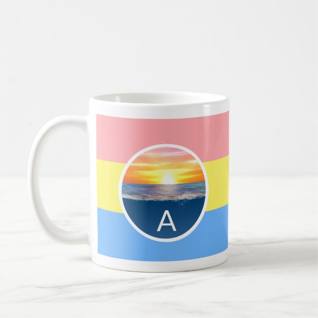 Monogramm und Ozean Sonnenaufgang auf Pastellfarbe Kaffeetasse (Links)