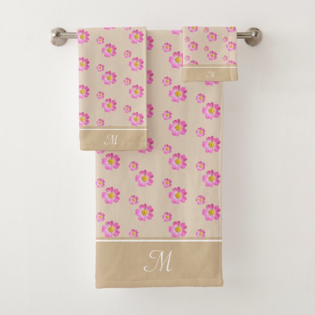 Monogramm und schöne rosa Blume auf hellbeige Badhandtuch Set (Insitu)