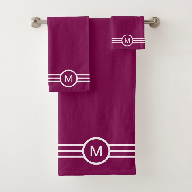 Monogramm und weiße Streifen auf Maroon Badhandtuch Set (Insitu)