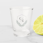 Monogramm Wappen mit Olive Leaf Laurel Wreath Schnapsglas<br><div class="desc">Dieses schlichte und elegante Design ist ein klassisches Schuss-Wappen für Braut und Bräutigam, das mit einem Monogramm-Kranz mit den Initialen der Braut und des Bräutigams geschmückt ist und in silbernen, grünen Aquarelltönen mit dem Olivenadel verziert ist. Die klassische Eleganz und das dezente silberne Farbschema machen es zu einer wunderbaren Wahl...</div>