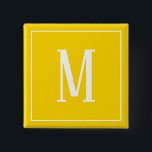Monogramm Weiß auf goldgelben Knopf Button<br><div class="desc">Ein quadratischer Knopf mit weißem Monogramm auf goldgelbem Hintergrund. Passen Sie die Schaltfläche mit Ihren eigenen Initialen oder Initialen,  Farben,  unter anderem. an.</div>