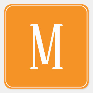 Monogramm Weiß auf Orange-Quadrat-Aufkleber Quadratischer Aufkleber