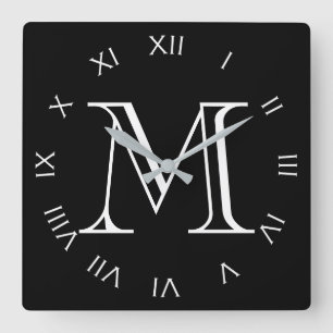 Monogramm weiße römische Zahlen auf schwarzem Fu Quadratische Wanduhr