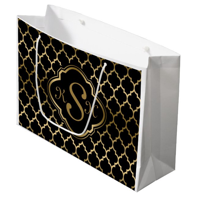 Monogrammatisches Gold & Black Quatrefolienmuster Große Geschenktüte (Vorderseite Schrägansicht)