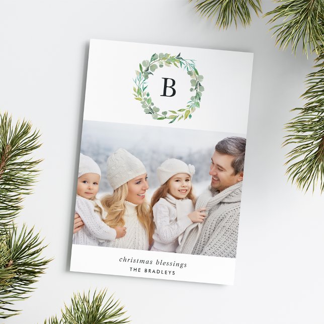 Monogramme d'eucalyptus peint | Carte photo de vac (An elegant monogram holiday photo card with watercolor details.)