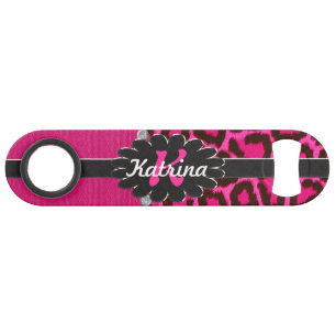 Monogramme en cuir noir sur le guépard rose