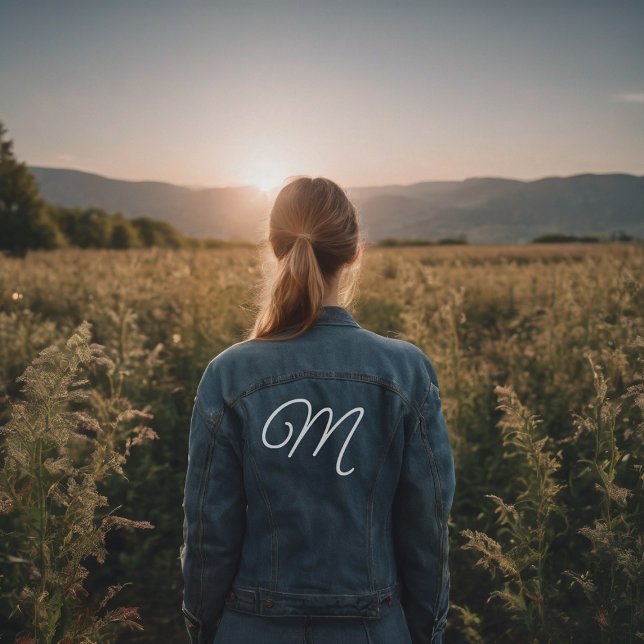 Monogramme initial dans la police de script (girl on an autumn field wearing a custom denim jacket with her name initial)