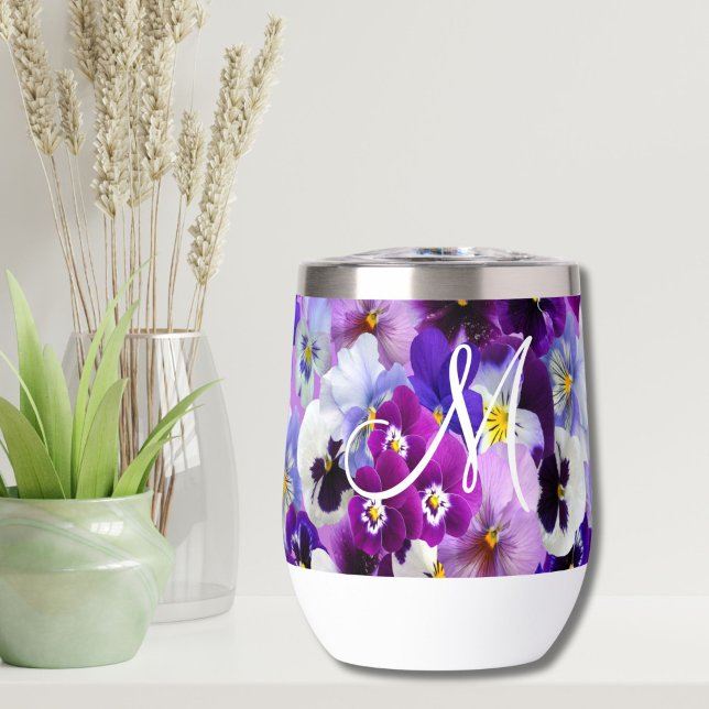 Monogramme Purple Bleu Pansy Blanc Fleurs Florales (Purple White Blue pansy wine tumbler. Floral flowers design with a white monogram initial.)