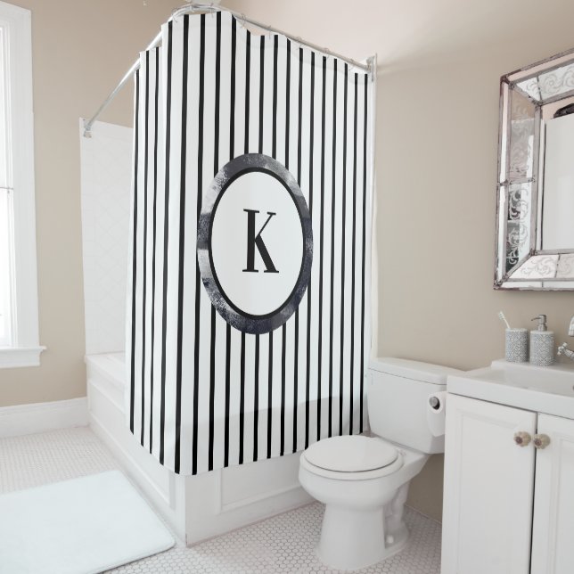 Monogramme rideau de douche à rayures noir et blan (En situation)