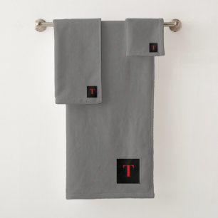 MONOGRAMME ROUGE INITIAL T SUR LE JEU DE SERVIETTE