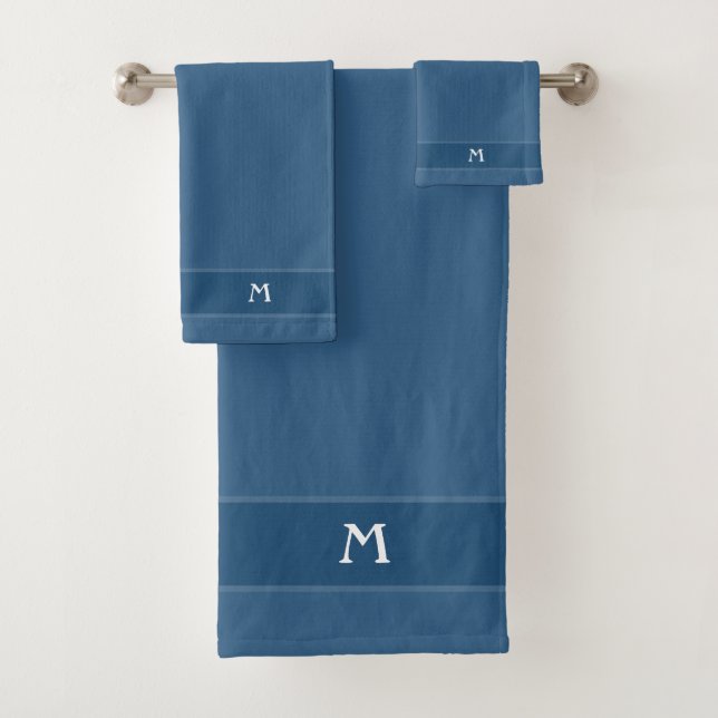 Monogramme sur le jeu de serviettes de bain bleu p (En situation)