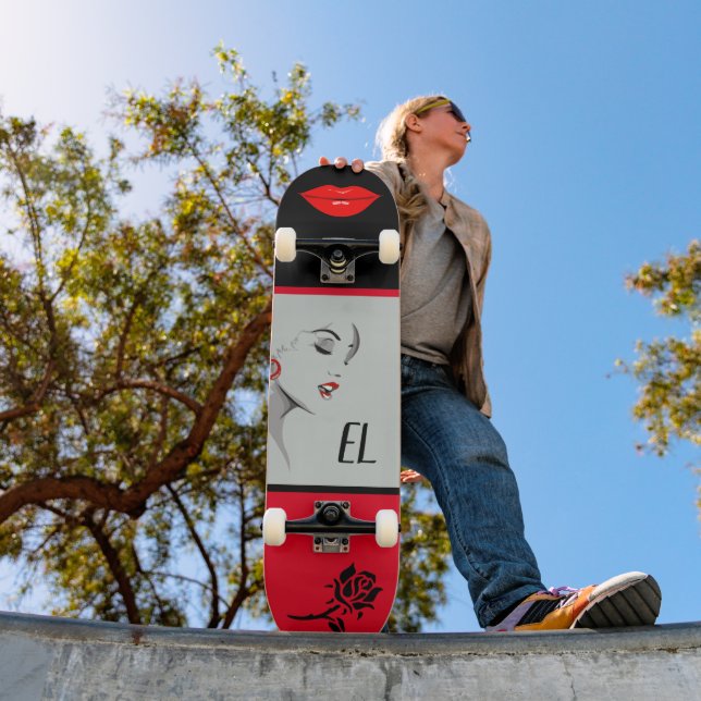 Monogrammed Pretty Woman and Lips Skateboard (Außenbereich 1)