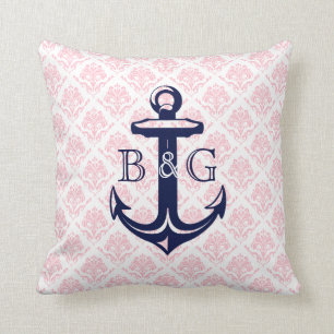 Monogrammierte blaue Wasserklemme und rosa Damaske Kissen