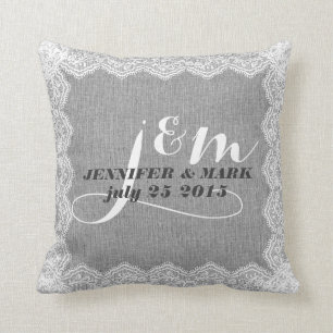 Monogrammierte Grauwäsche und weiße Spitzen-Hochze Kissen