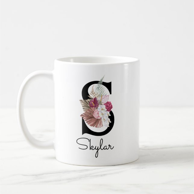 Monogrammierte rosa Boho-Blumeninitiale S Kaffeetasse (Links)