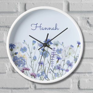 Monogrammiertes blaues Aquarell-Wildblumenwiese Uhr