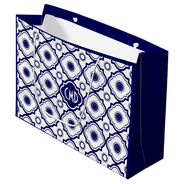 Monogrammiertes blaues und weißes Quatrefolienmust Große Geschenktüte (Vorderseite Schrägansicht)