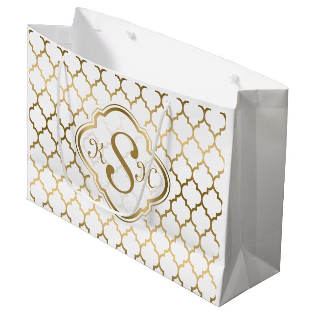 Monogrammiertes Gold & White Quatrefolienmuster Große Geschenktüte (Vorderseite Schrägansicht)